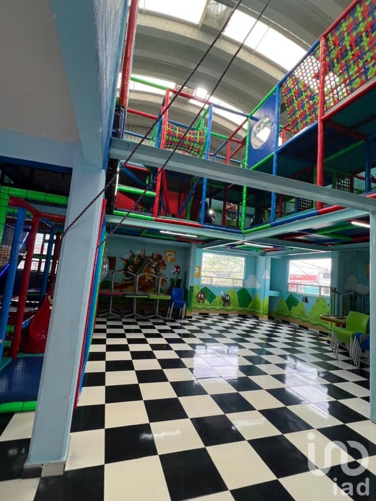 VENTA DE SALON DE FIESTAS INFANTILES CON AREA COMERCIAL EN ECATEPEC