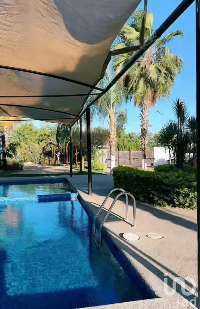 RENTA DE CASA EN PRIVADA BOSQUES DEL RIO