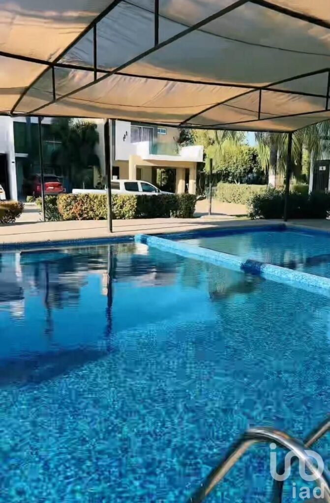 RENTA DE CASA EN PRIVADA BOSQUES DEL RIO