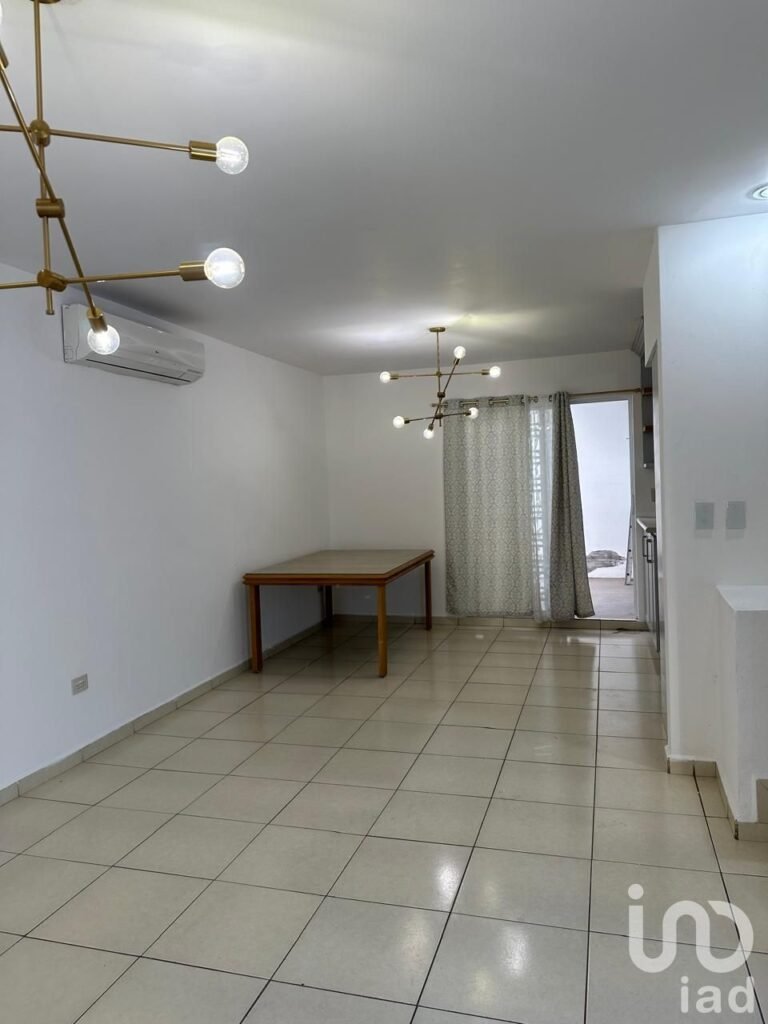 RENTA DE CASA EN PRIVADA BOSQUES DEL RIO