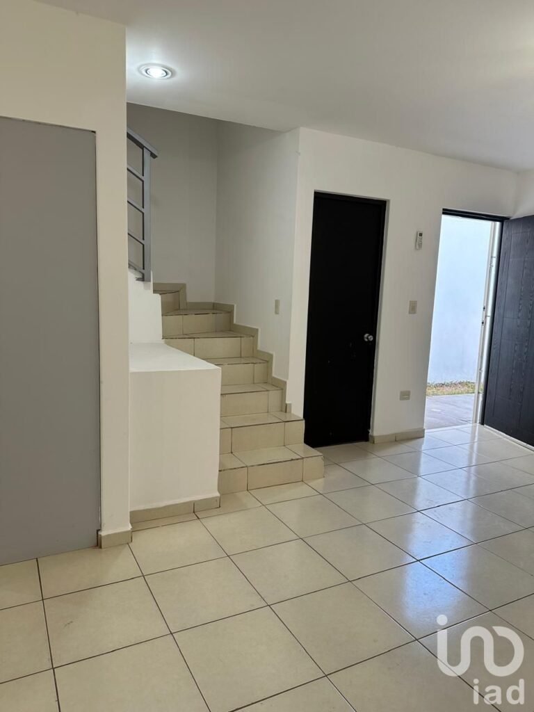 RENTA DE CASA EN PRIVADA BOSQUES DEL RIO