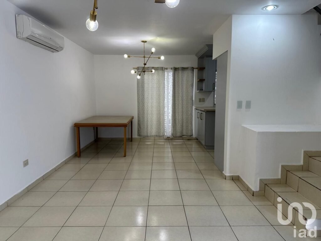 RENTA DE CASA EN PRIVADA BOSQUES DEL RIO