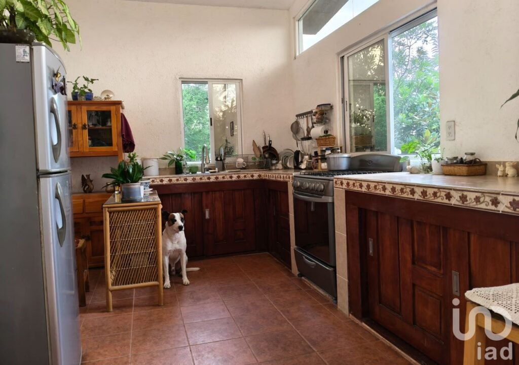 Casa en venta en Chisco, Tepoztlán con amplio jardín.