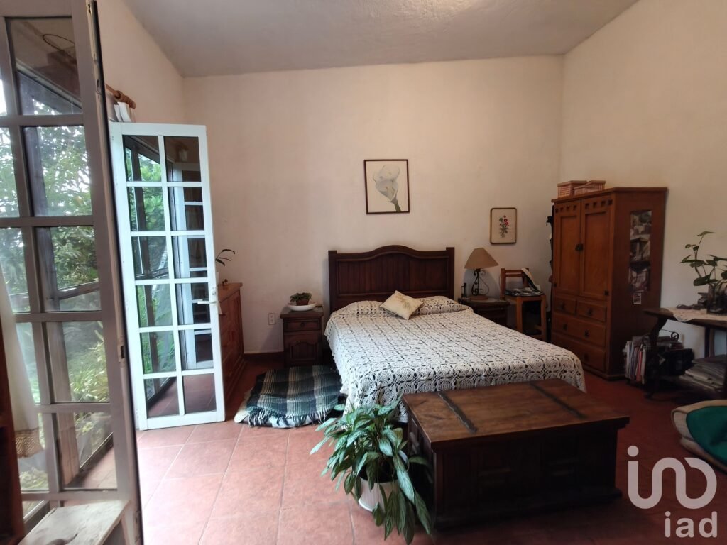 Casa en venta en Chisco, Tepoztlán con amplio jardín.