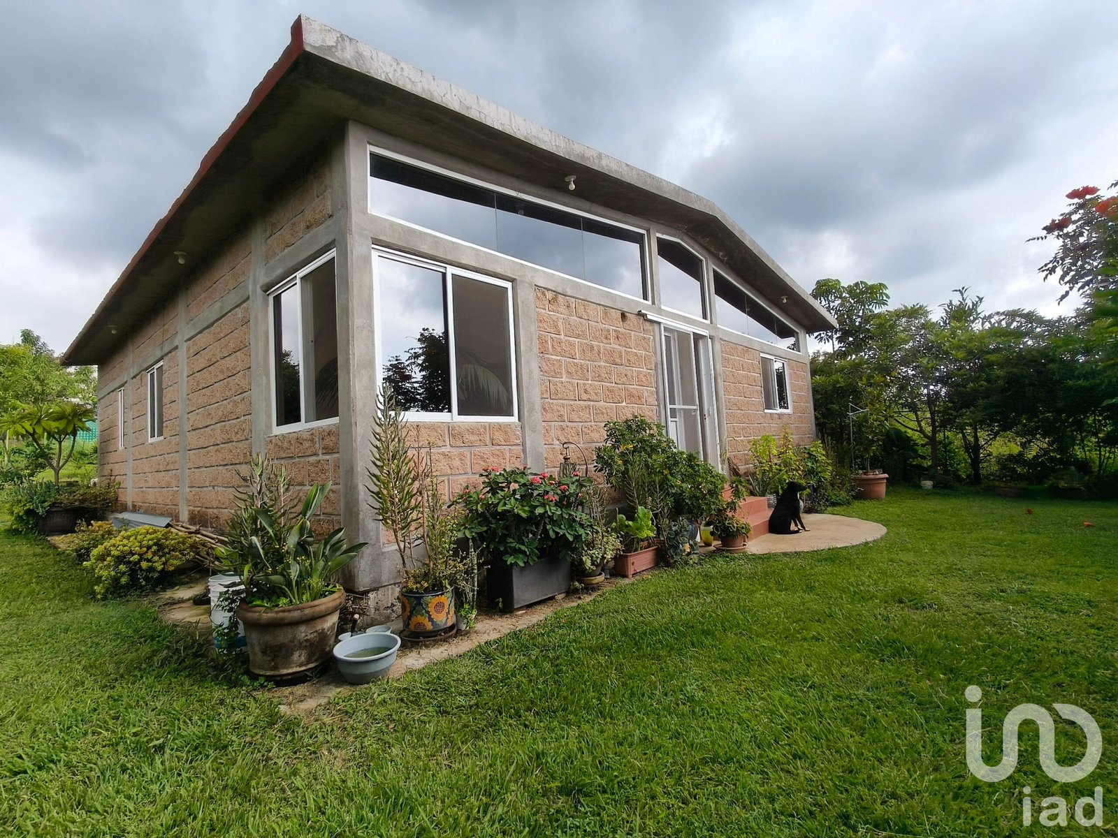 Casa en venta en Chisco, Tepoztlán con amplio jardín.