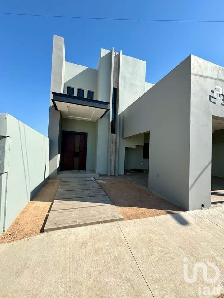 Casa en Venta Zona Dorada, Privada Villas San Ángel, recién construida con Recámara en planta baja