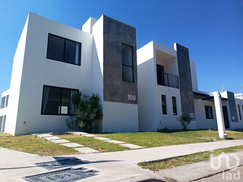 Casa 3 hab 1.5 baños Ventanales Santa María Celaya, Cercania a puertas,Industrial, gamesa, sabritas.