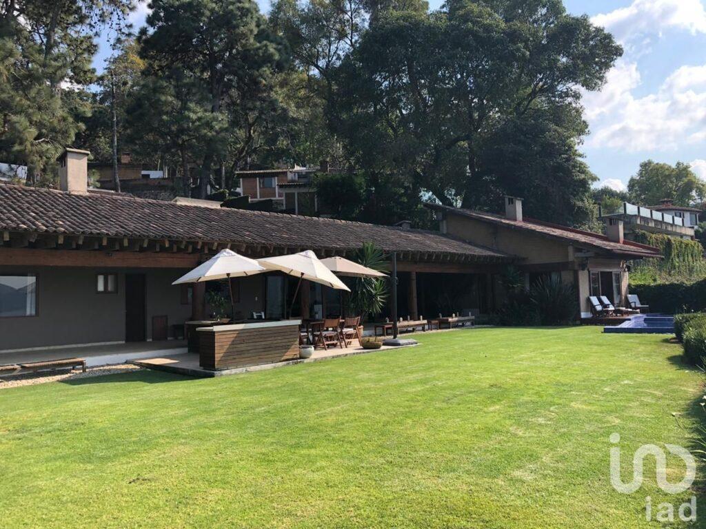 CASA EN VETA EN VALLE DE BRAVO, ESTADO DE MÉXICO