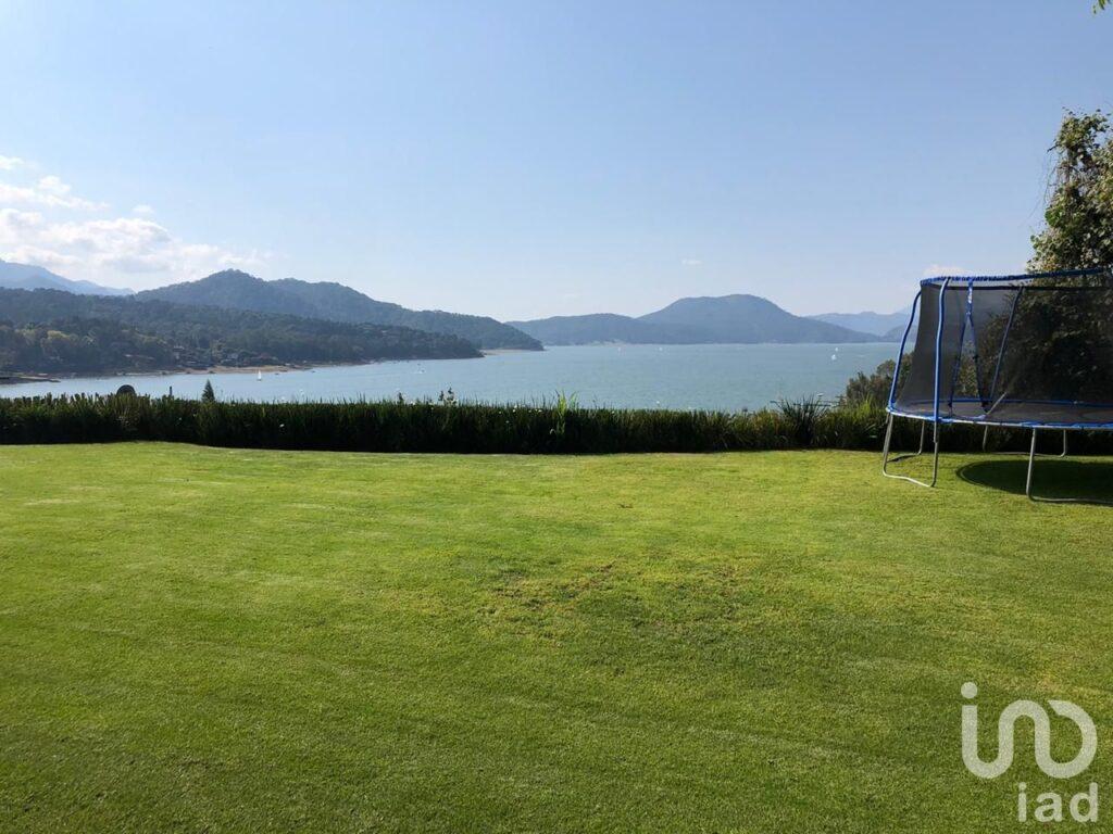 CASA EN VETA EN VALLE DE BRAVO, ESTADO DE MÉXICO