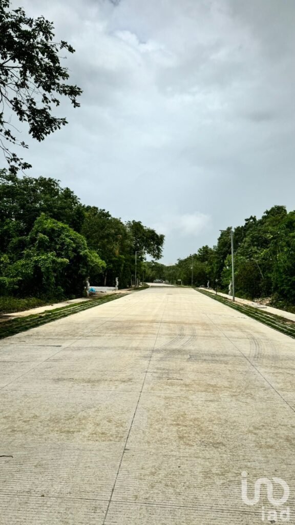 VENDO TERRENO EN PASEO DE LA SELVA CON AMENIDADES CERCA DE AV. 135 EN CANCUN, Q.ROO