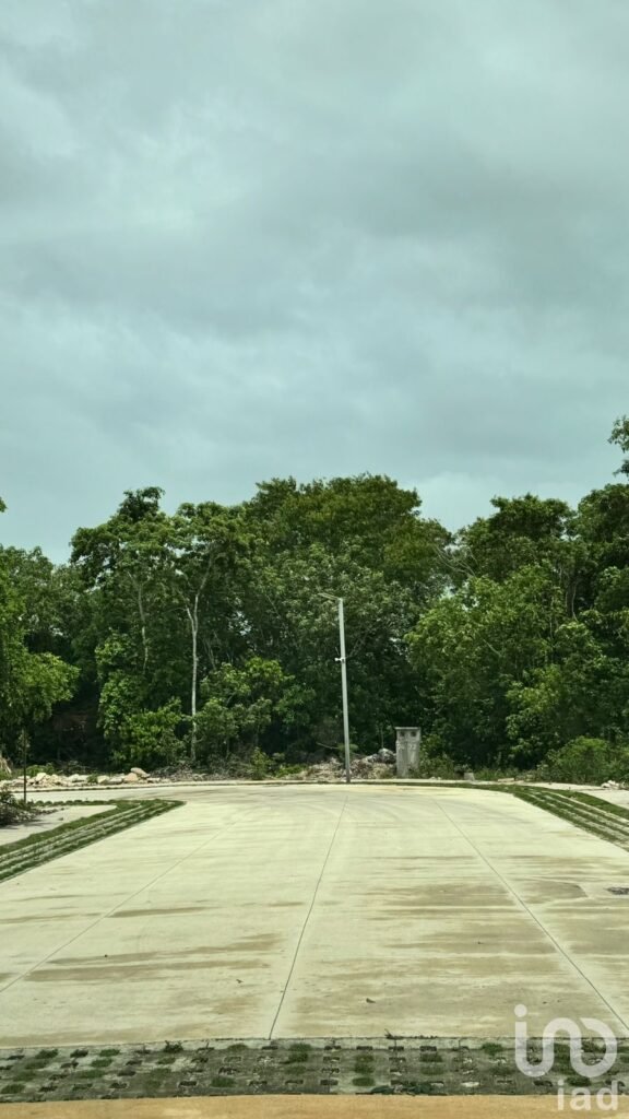 VENDO TERRENO EN PASEO DE LA SELVA CON AMENIDADES CERCA DE AV. 135 EN CANCUN, Q.ROO