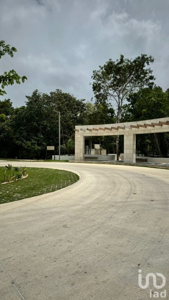 VENDO TERRENO EN PASEO DE LA SELVA CON AMENIDADES CERCA DE AV. 135 EN CANCUN, Q.ROO