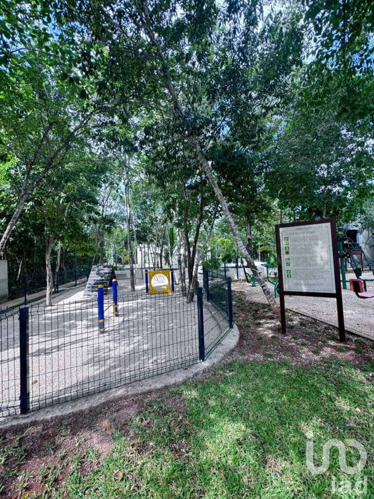 VENDO TERRENO EN PASEO DE LA SELVA CON AMENIDADES CERCA DE AV. 135 EN CANCUN, Q.ROO