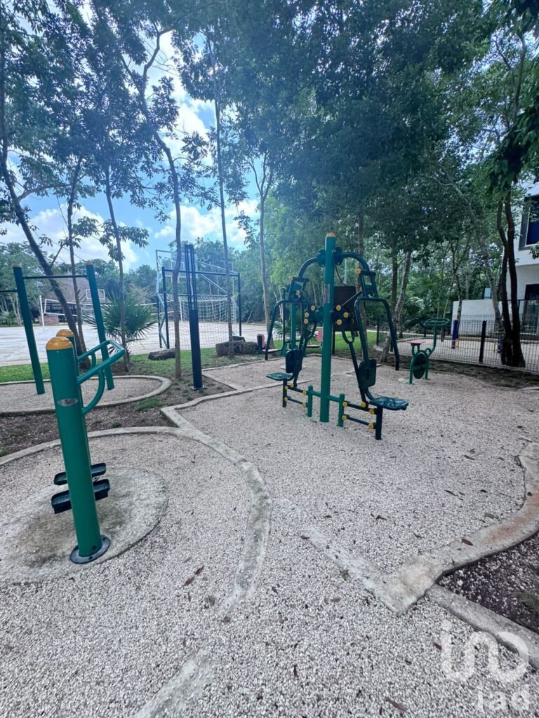 VENDO TERRENO EN PASEO DE LA SELVA CON AMENIDADES CERCA DE AV. 135 EN CANCUN, Q.ROO