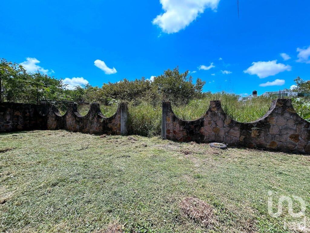 Terreno en venta, plano con bardas en fraccionamiento en Temixco