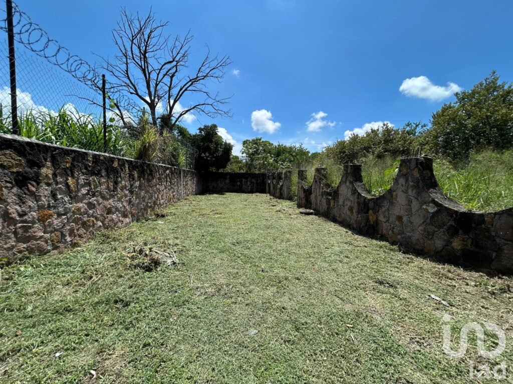 Terreno en venta, plano con bardas en fraccionamiento en Temixco