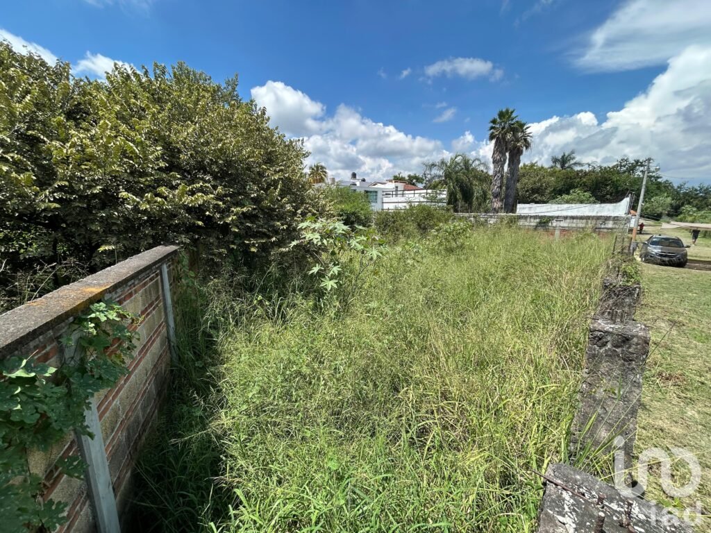Terreno en venta, plano con bardas en fraccionamiento en Temixco
