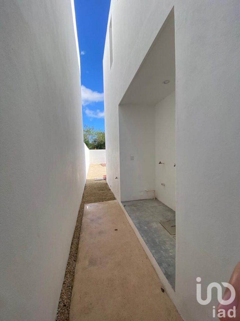 HERMOSA CASA, PRIVADA MANANTIALES DEL MAYAB, CONKAL, YUCATAN