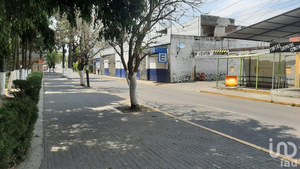 Terreno como estacionamiento y Locales comerciales
