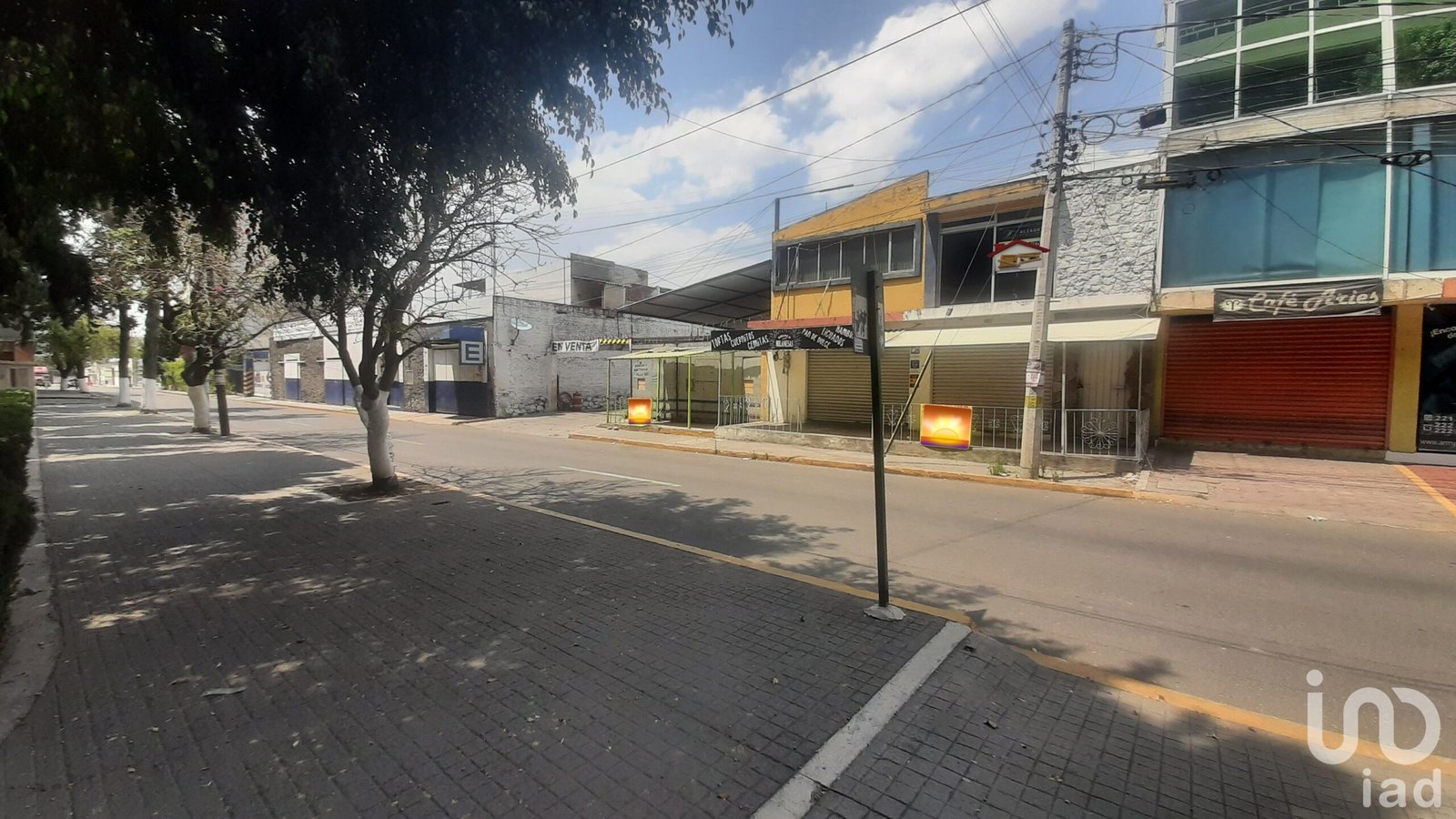 Terreno como estacionamiento y Locales comerciales