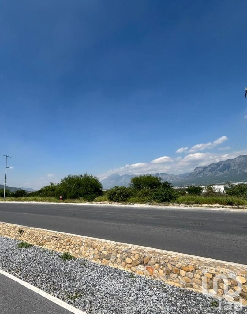 Venta de terreno comercial en García, Nuevo León