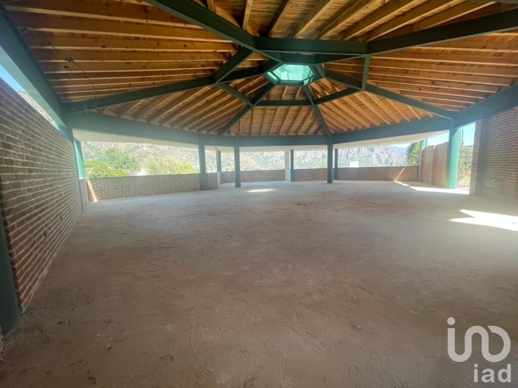 Casa a media cuadra del CENTRO de Tepoztlán en VENTA, con vistas a las montañas.