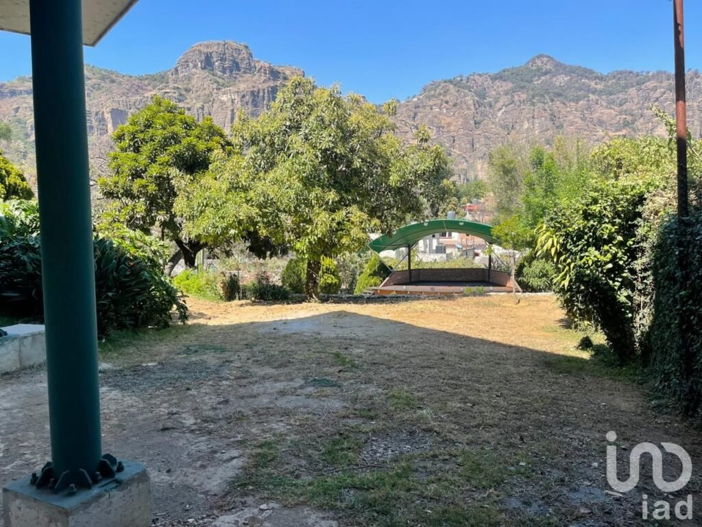 Casa a media cuadra del CENTRO de Tepoztlán en VENTA, con vistas a las montañas.