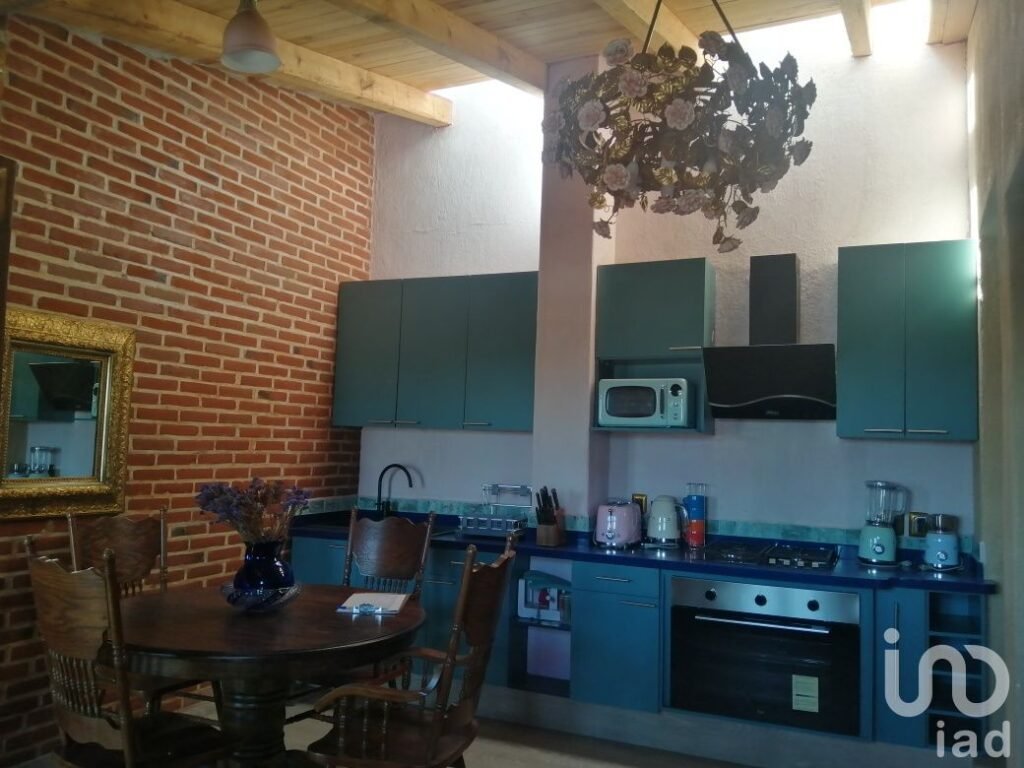 Casa a media cuadra del CENTRO de Tepoztlán en VENTA, con vistas a las montañas.