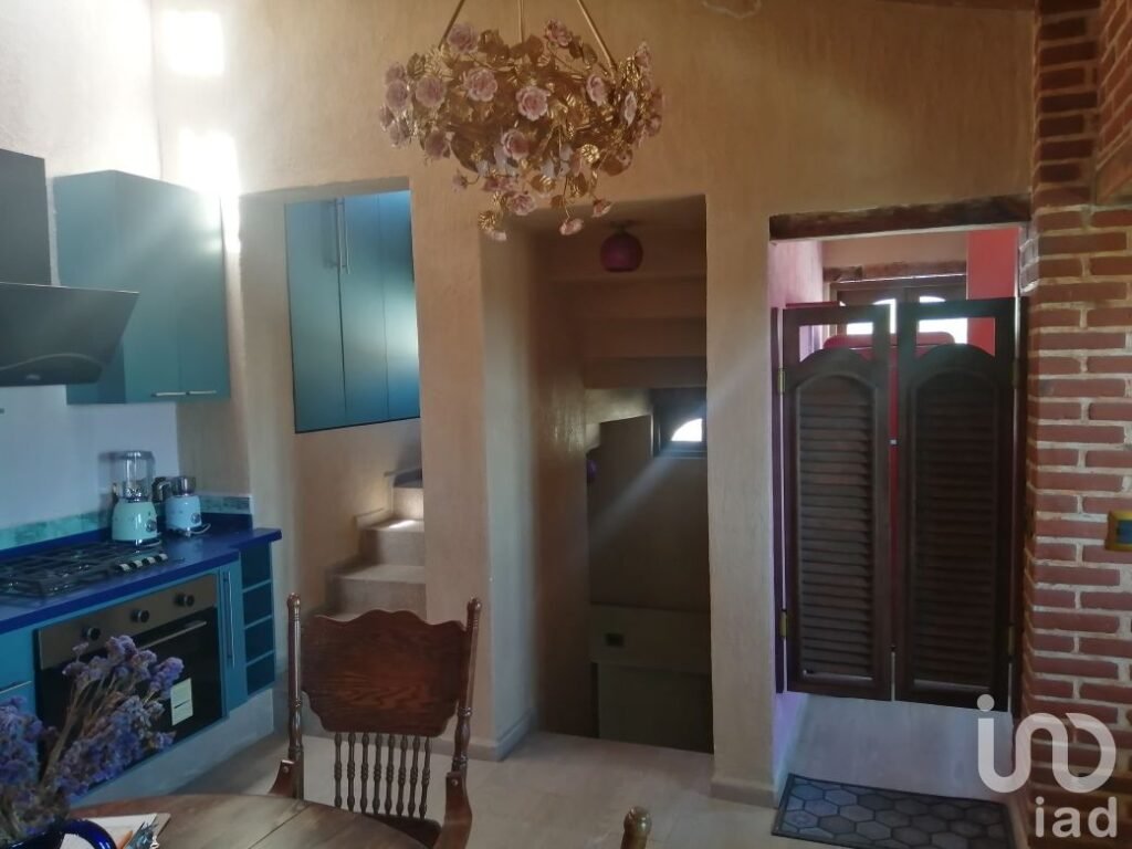 Casa a media cuadra del CENTRO de Tepoztlán en VENTA, con vistas a las montañas.