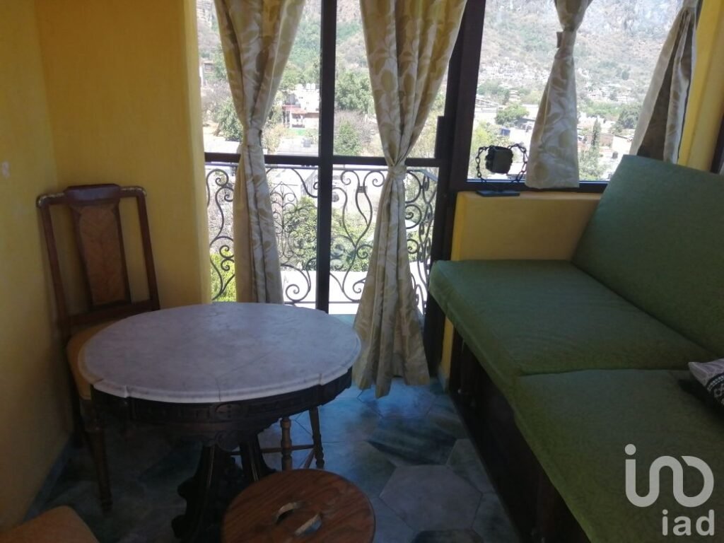 Casa a media cuadra del CENTRO de Tepoztlán en VENTA, con vistas a las montañas.