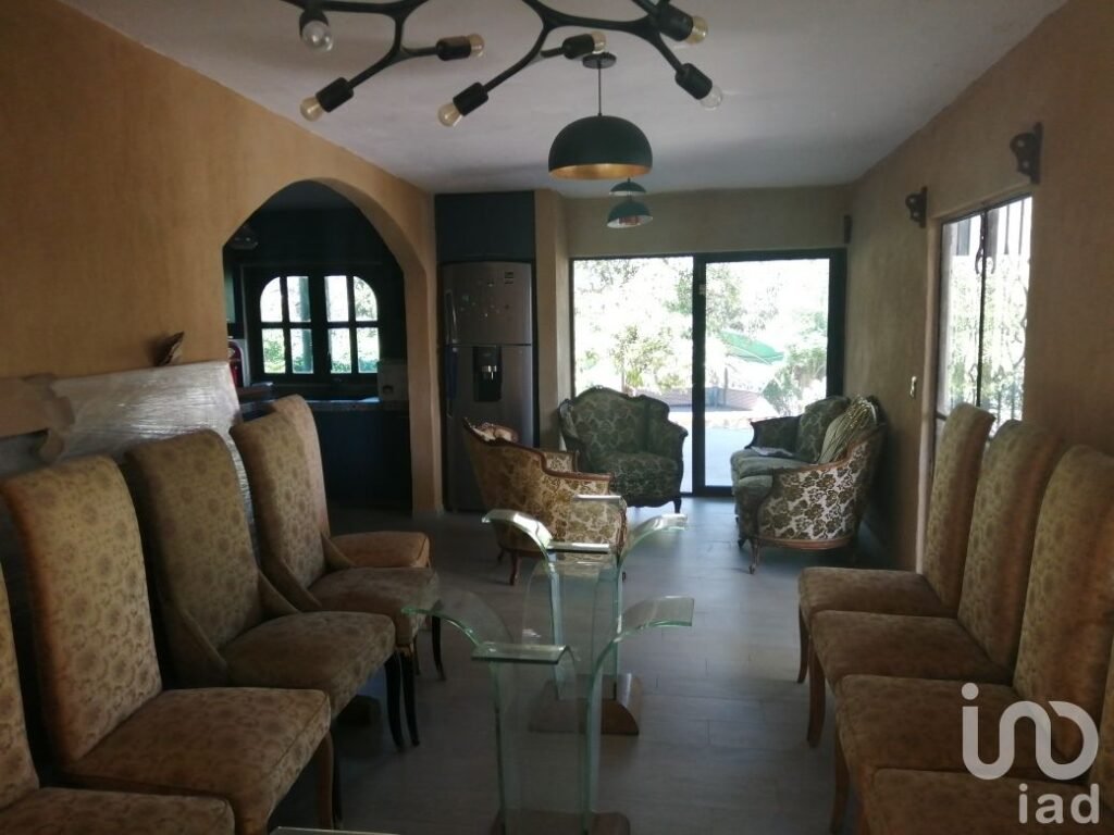 Casa a media cuadra del CENTRO de Tepoztlán en VENTA, con vistas a las montañas.