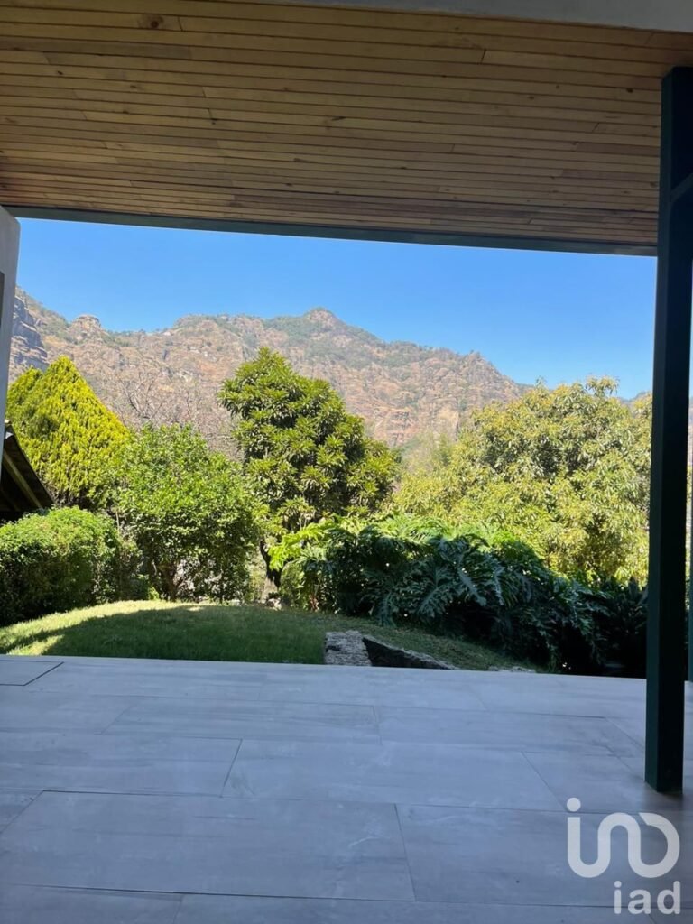 Casa a media cuadra del CENTRO de Tepoztlán en VENTA, con vistas a las montañas.