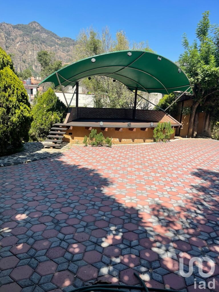 Casa a media cuadra del CENTRO de Tepoztlán en VENTA, con vistas a las montañas.