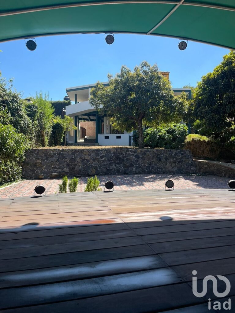 Casa a media cuadra del CENTRO de Tepoztlán en VENTA, con vistas a las montañas.