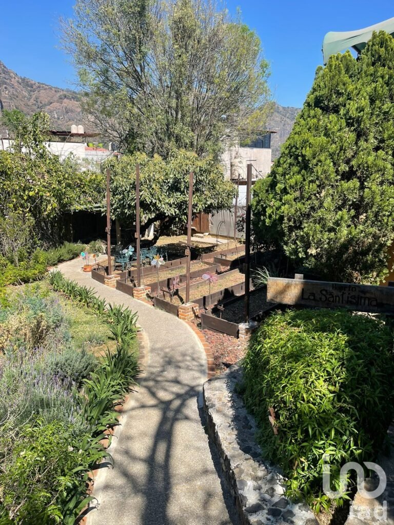 Casa a media cuadra del CENTRO de Tepoztlán en VENTA, con vistas a las montañas.