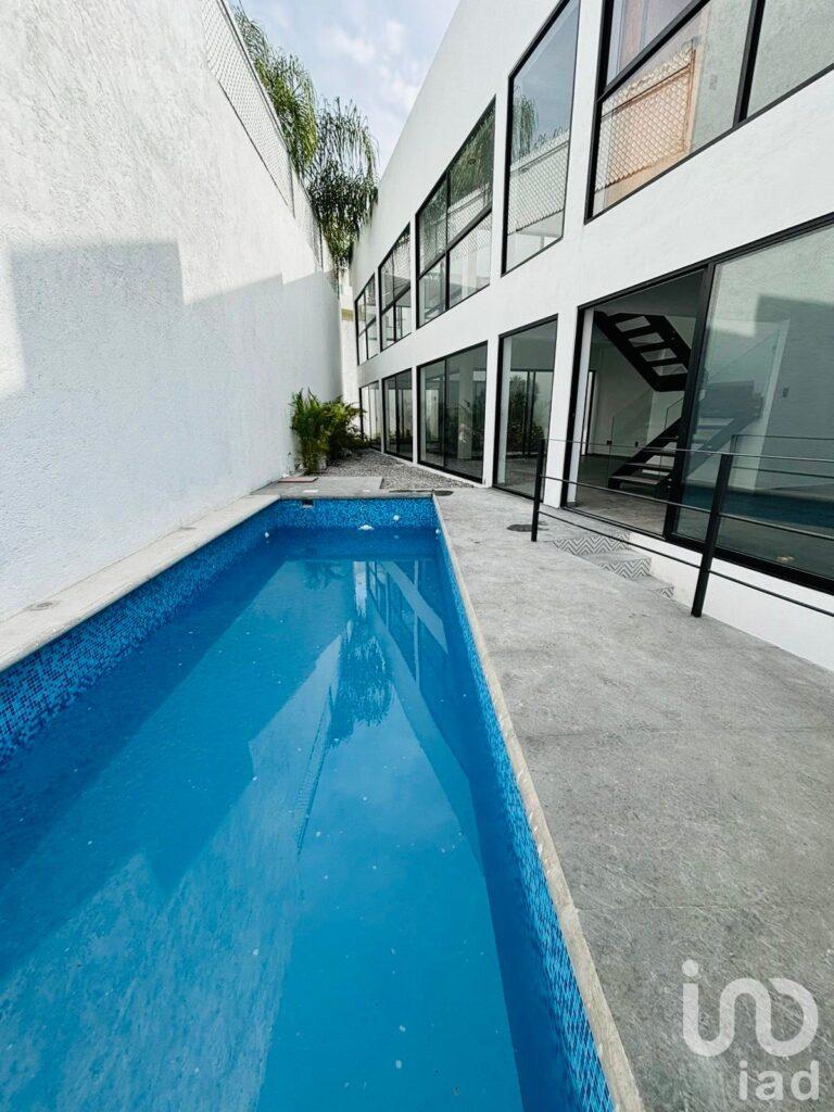 Casa Nueva con Alberca y Jacuzzi, en Fraccionamiento Las Brisas de Cuernavaca