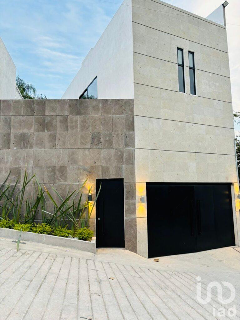 Casa Nueva con Alberca y Jacuzzi, en Fraccionamiento Las Brisas de Cuernavaca