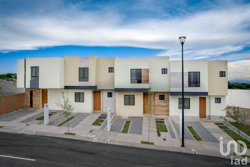 Hermosa Casa Residencial de 2 niveles en Zakia, Querétaro