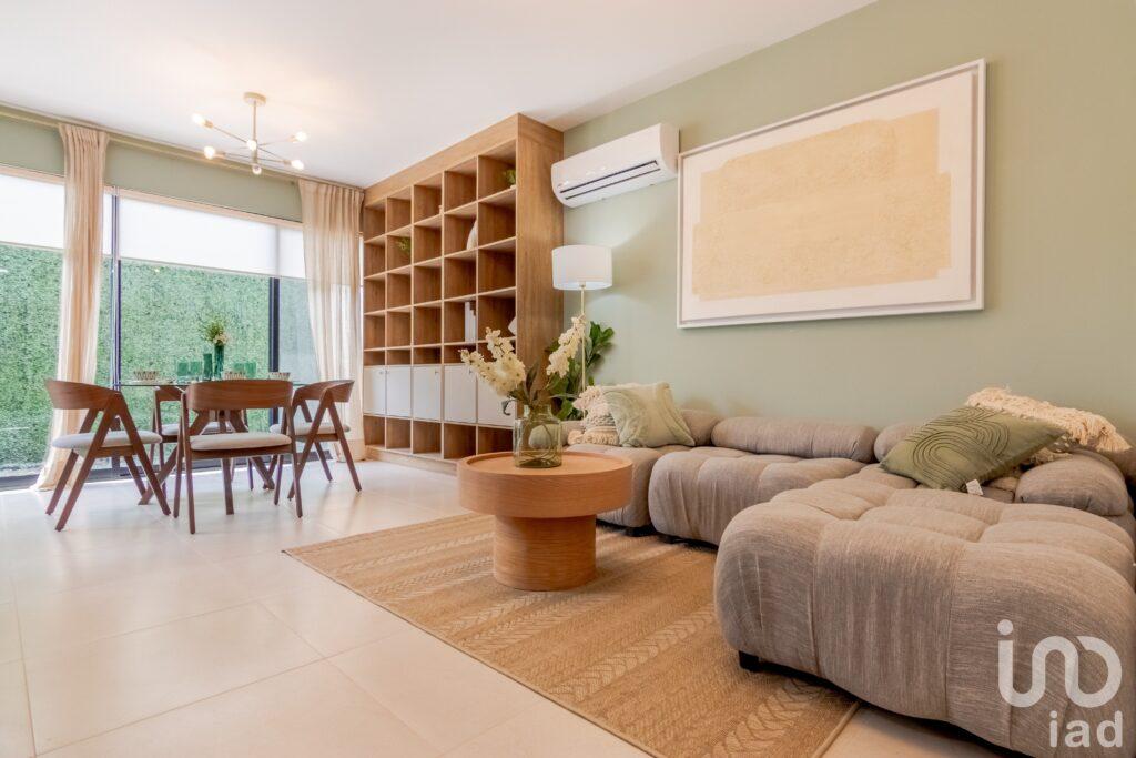 Hermosa Casa de 2 Niveles en Venta Dentro de Fraccionamiento en Zakia, Querétaro