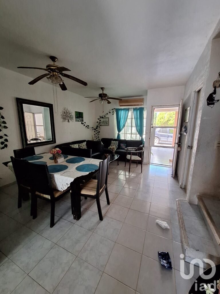 Casa en Venta en Cancún, Sol del Mayab, 3 recamaras una en planta baja