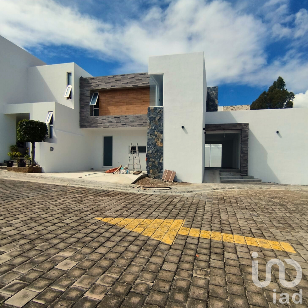 CASA EN HARAS DEL BOSQUE CON RECAMARA EN PLANTA BAJA, JARDIN Y ROOF GARDEN CERCA DEL LAGO PRINCIPAL