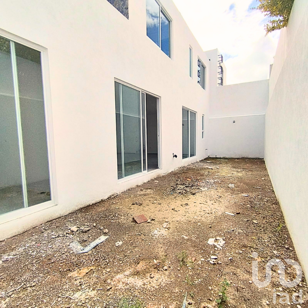 CASA EN HARAS DEL BOSQUE CON RECAMARA EN PLANTA BAJA, JARDIN Y ROOF GARDEN CERCA DEL LAGO PRINCIPAL
