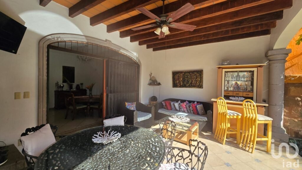 CASA EN ZONA DORADA FRACCIONAMIENTO, PROVINCIAS DEL CANADÁ EN CUERNAVACA. (ESTÁ A LA VENTA)