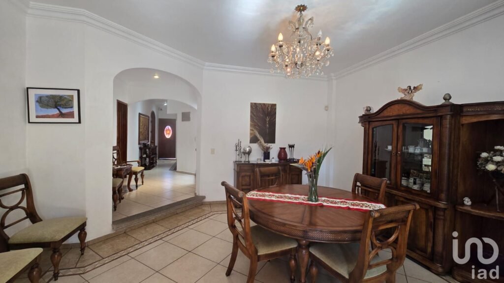 CASA EN ZONA DORADA FRACCIONAMIENTO, PROVINCIAS DEL CANADÁ EN CUERNAVACA. (ESTÁ A LA VENTA)