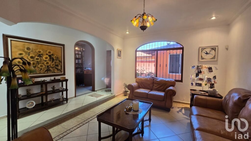 CASA EN ZONA DORADA FRACCIONAMIENTO, PROVINCIAS DEL CANADÁ EN CUERNAVACA. (ESTÁ A LA VENTA)