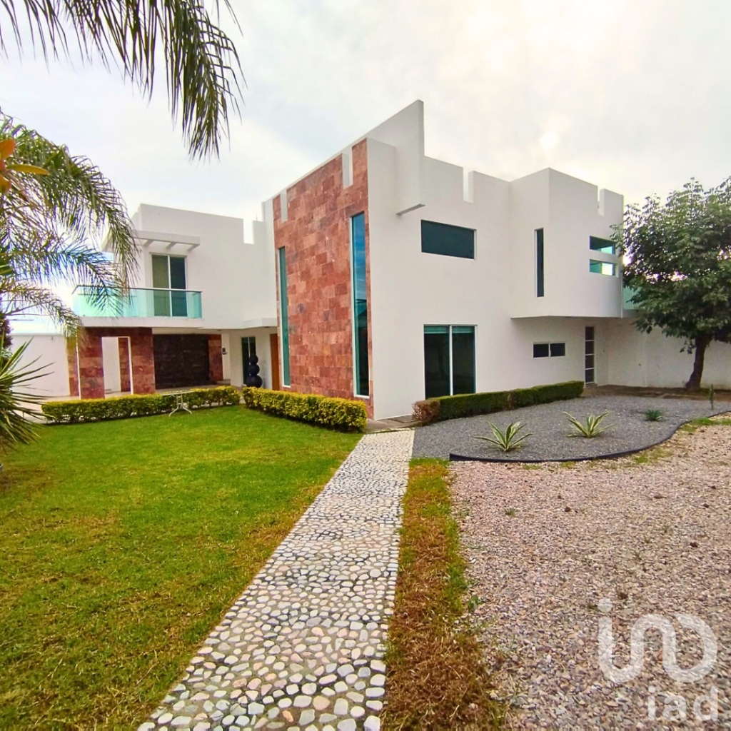 CASA EN VENTA EN HARAS DEL BOSQUE REMODELADA CON JARDIN DE 200M2, RECAMARA EN PLANTA BAJA Y OFICINA