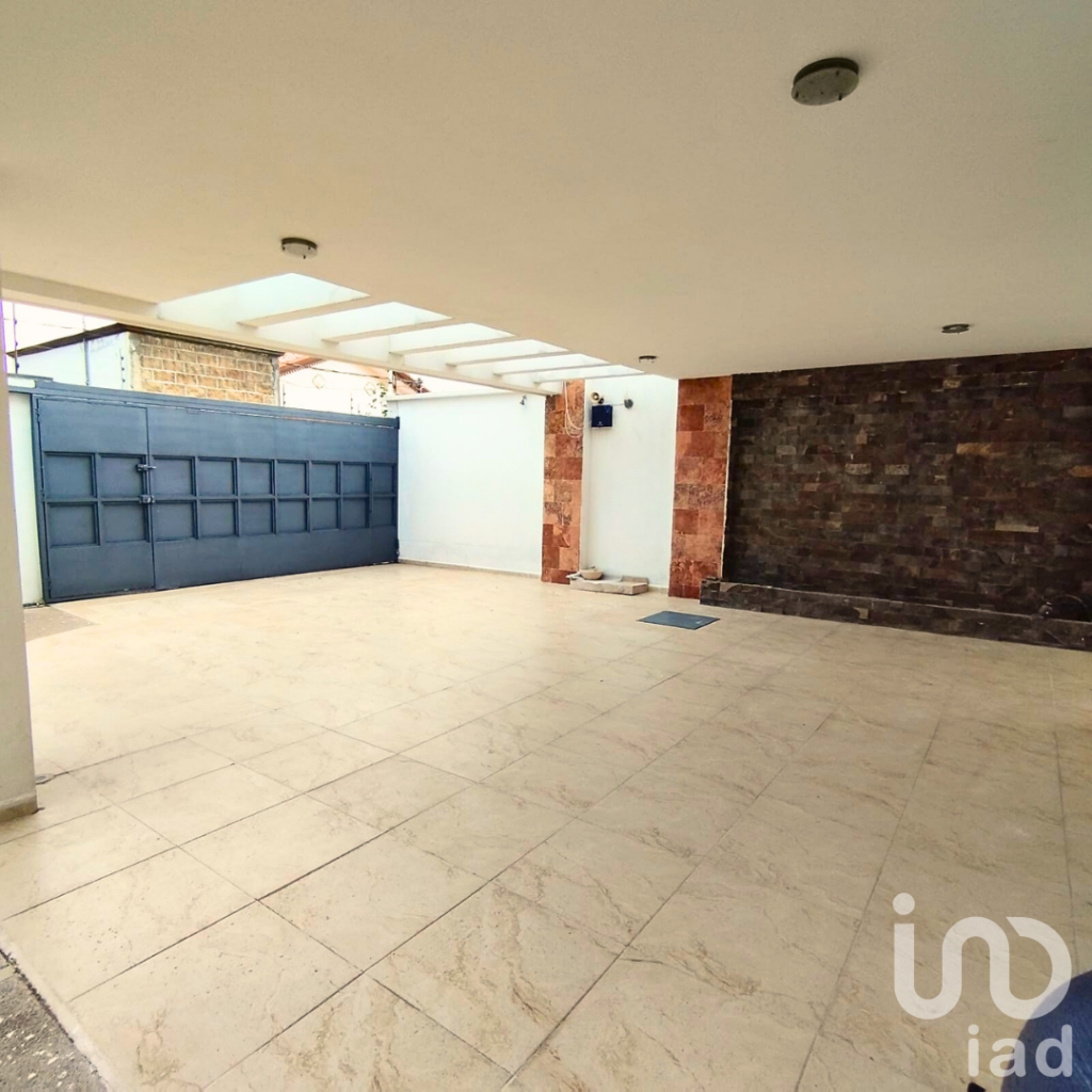 CASA EN VENTA EN HARAS DEL BOSQUE REMODELADA CON JARDIN DE 200M2, RECAMARA EN PLANTA BAJA Y OFICINA