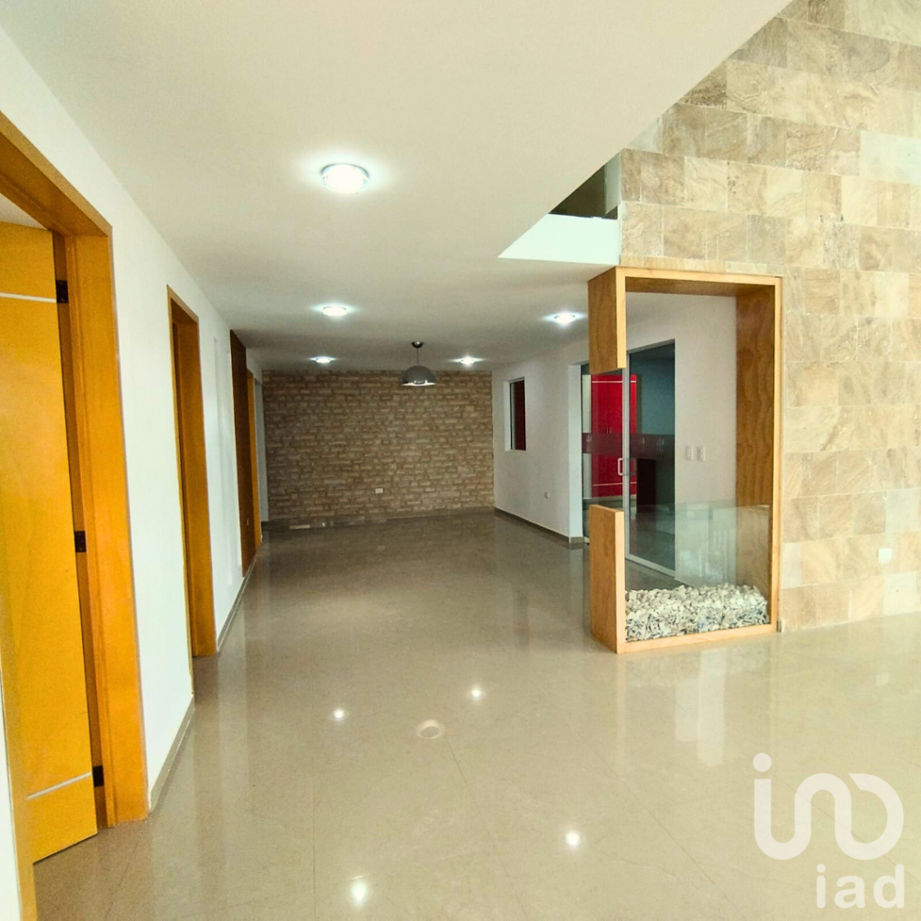 CASA EN VENTA EN HARAS DEL BOSQUE REMODELADA CON JARDIN DE 200M2, RECAMARA EN PLANTA BAJA Y OFICINA