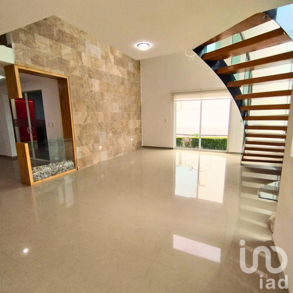 CASA EN VENTA EN HARAS DEL BOSQUE REMODELADA CON JARDIN DE 200M2, RECAMARA EN PLANTA BAJA Y OFICINA