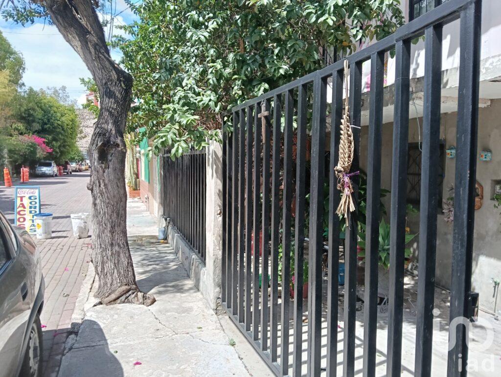 CASA EN VENTA EL PUEBLITO ZONA CENTRO PRIVADA HEROICO COLEGIO MILITAR "ATENCION INVERSIONISTAS"